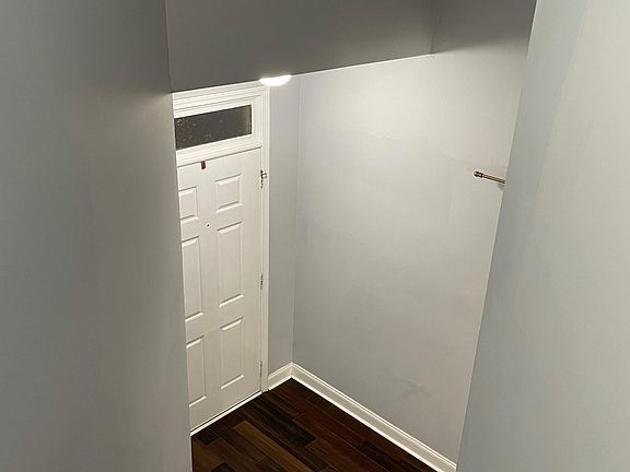 Front door entrance / Foyer area