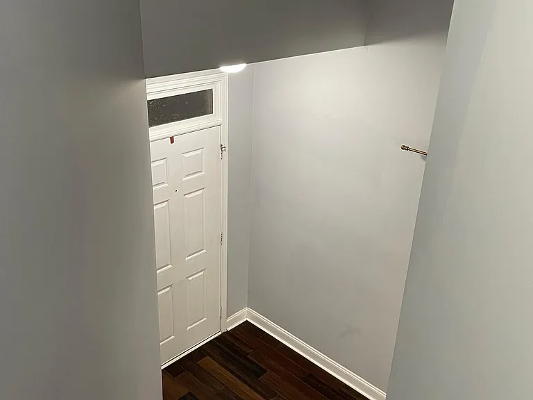 Front door entrance / Foyer