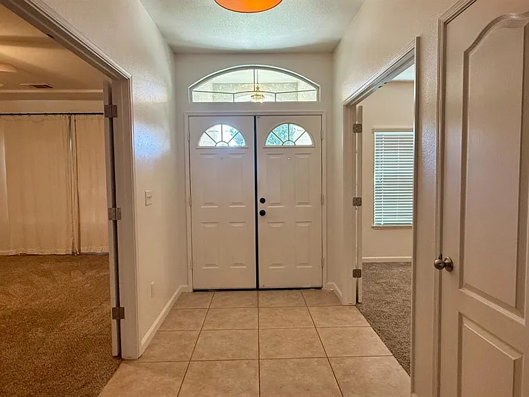 1548 W Hampton Cir — Photo 2