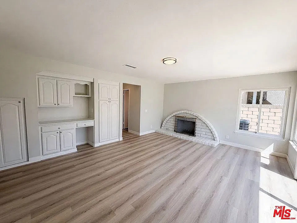2334 W Chandler Ave