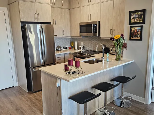 95 Dundas St W, Oakville, ON