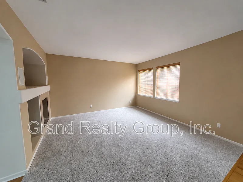 2 bed, 2.5 bath, 1570 sqft, $2,400 — Photo 2