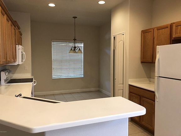 4th image of 421 Waterside Cir