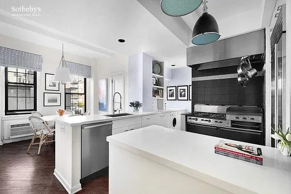 Sold by Sotheby's International Realty | media 18