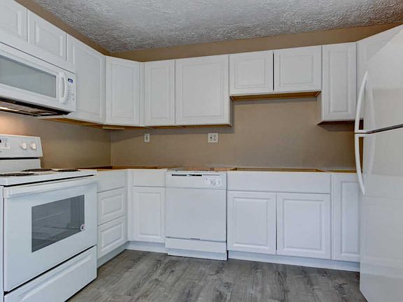 4th image of 2337 Greenfield Ln
