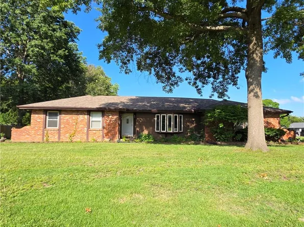 902 S Doyle St, Louisburg, KS 66053