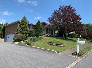 1596 Sierra Ln, Pen Argyl, PA 18072