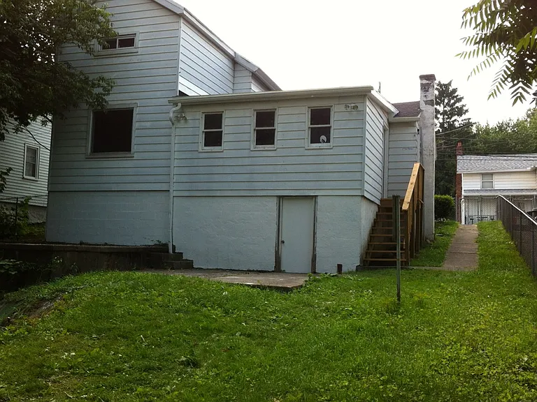 1076 W Market Streetsingle Family Home — Photo 2