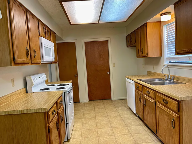 13855 Brook Hollow Blvd — Photo 7