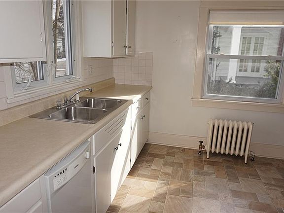 4th image of 24 Oakgrove Dr