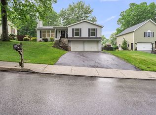 912 Emerald Ln, Harrisburg, PA 17112
