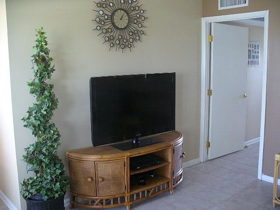5th image of 460 Wellington Dr #J