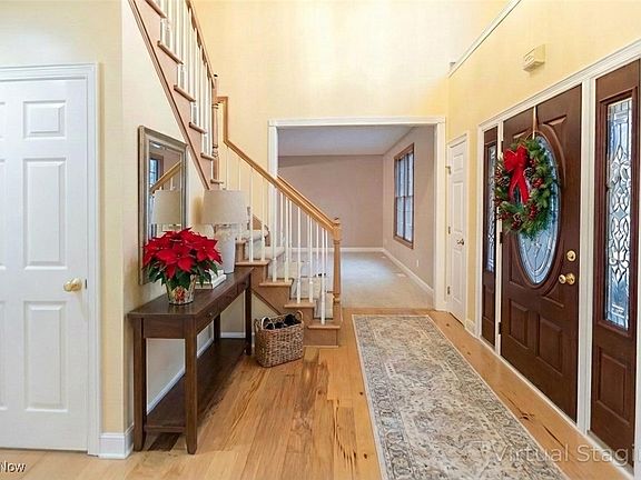 5th image of 383 Crestwood Dr