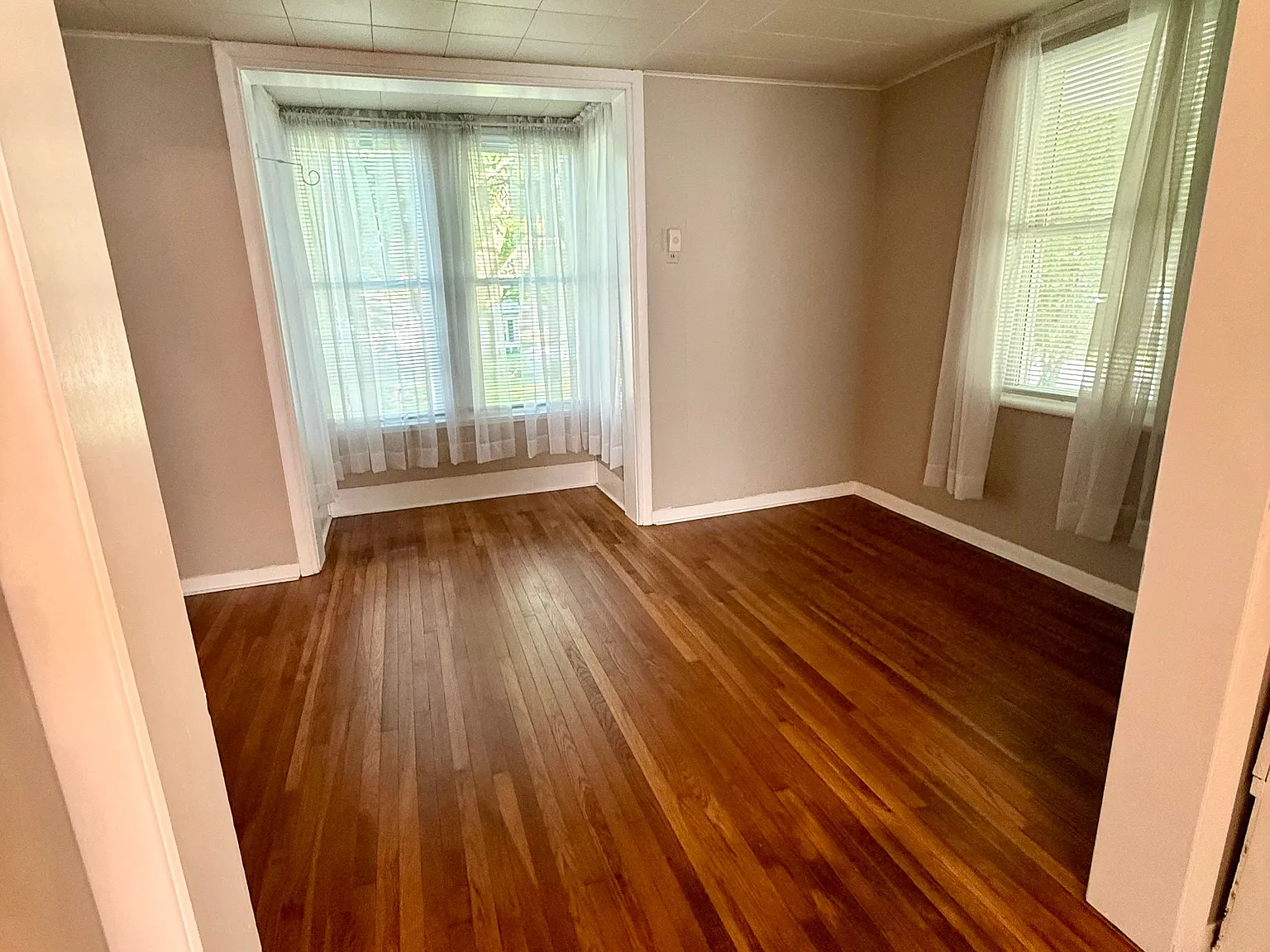 Bright & cozy 1 bedroom, 1 bathroom with large front porch — Photo 4