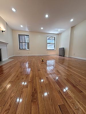 4th image of 28 W 47th St APT 4R