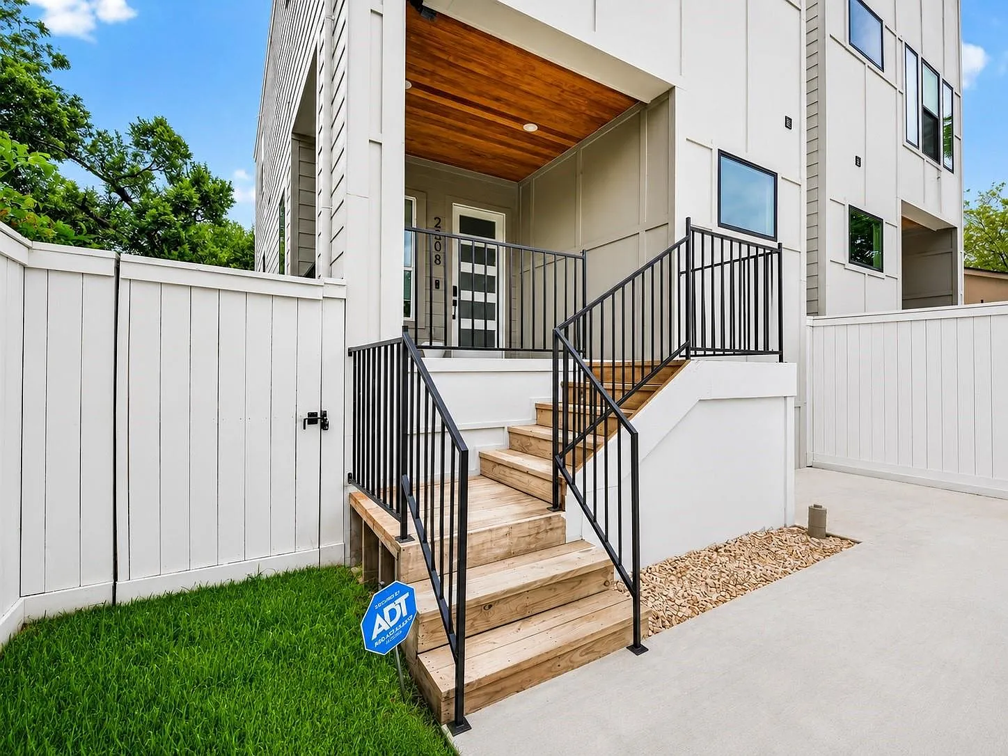 3 bed, 2.5 bath, 1560 sqft, $3,100 — Photo 4