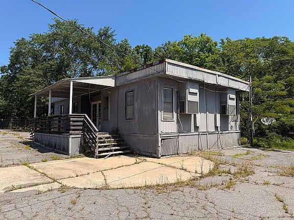 2nd image of 4600 Macarthur Dr