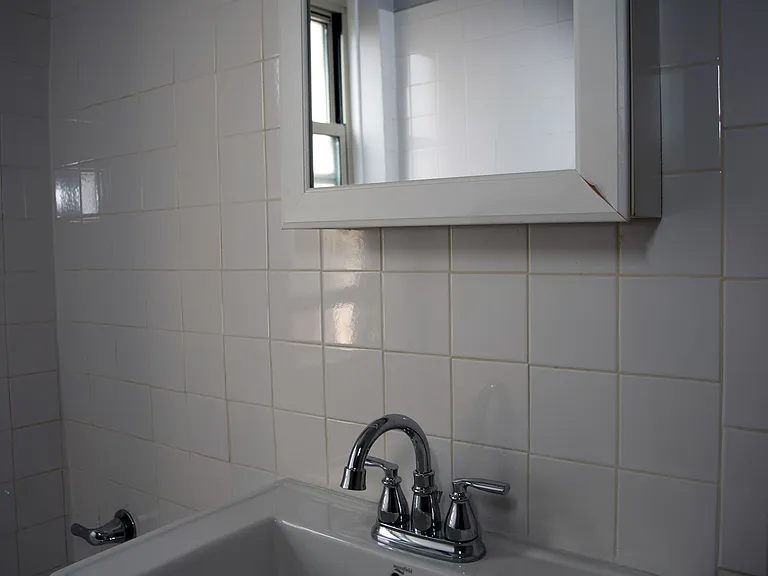 5737 N Kenmore Edgewater Apartments — Photo 3