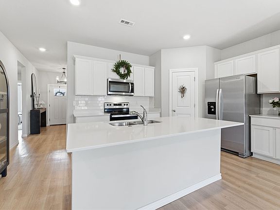 3rd image of 505 Cattleman Ln