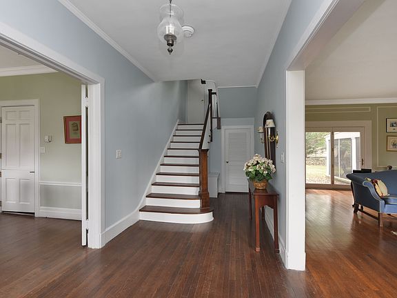 4th image of 8 Woodmere Blvd S