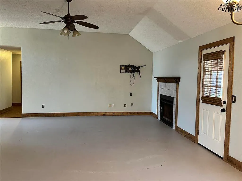 3 bed, 2.0 bath, 1390 sqft, $1,800 — Photo 4