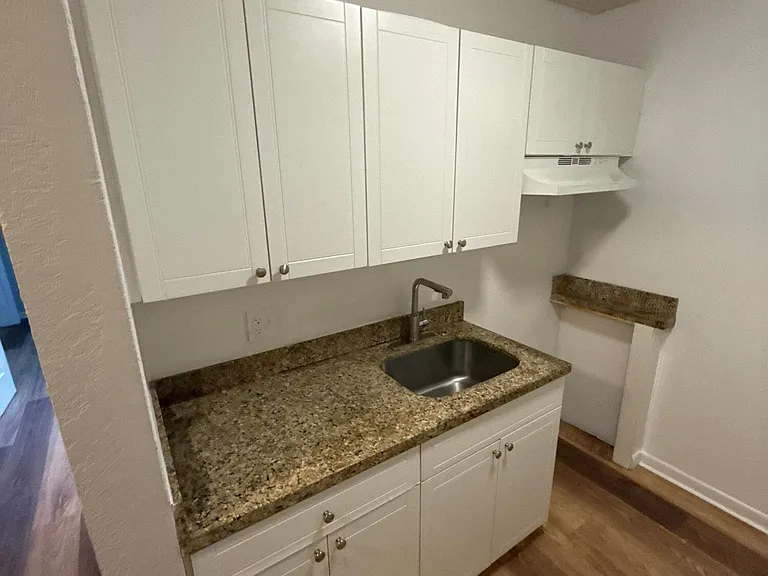 717 NE 10th Ave #6 — Photo 6