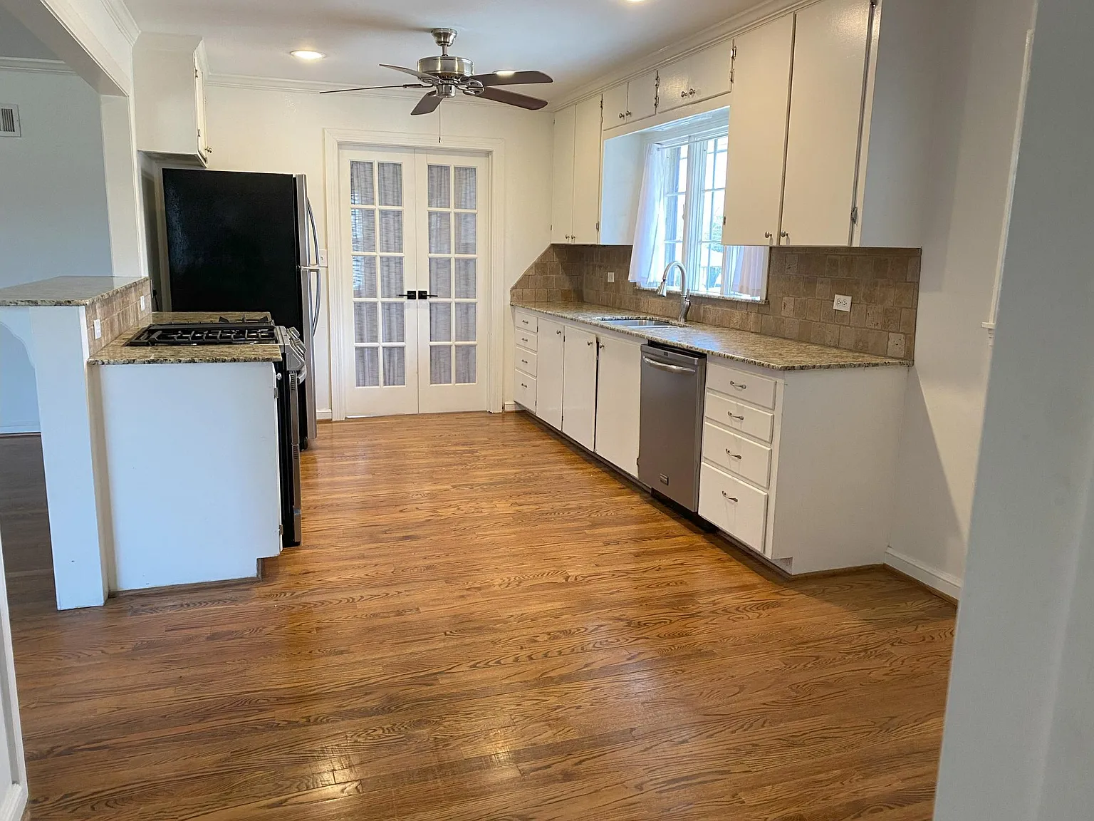 3 bed, 2.5 bath, 2392 sqft, $2,700 — Photo 2