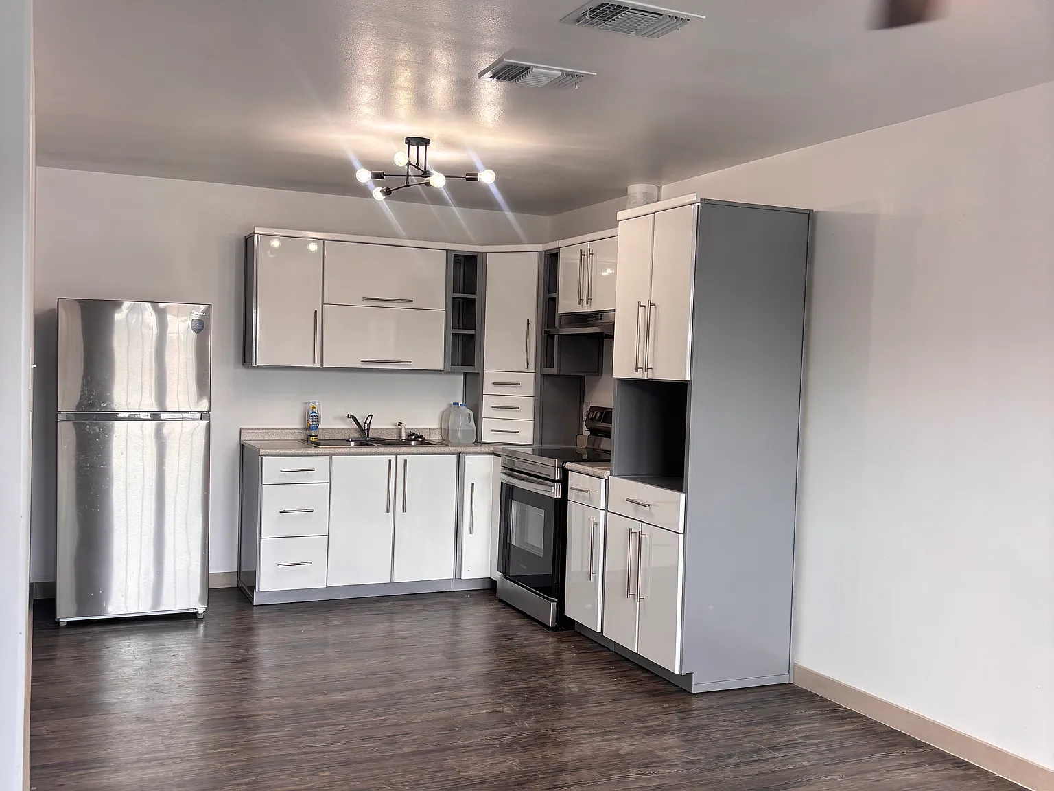 3 bed, 1000 sqft, $1,100 — Photo 4