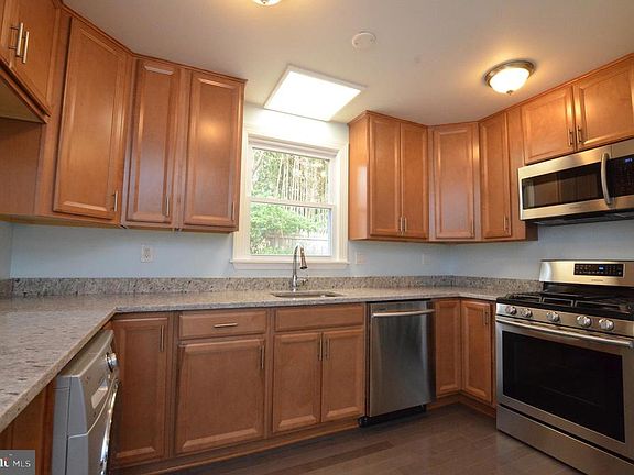 2nd image of 507 Longwood Ct