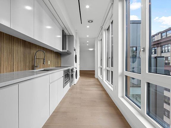 4th image of 127 Concord St #Penthouse 12b