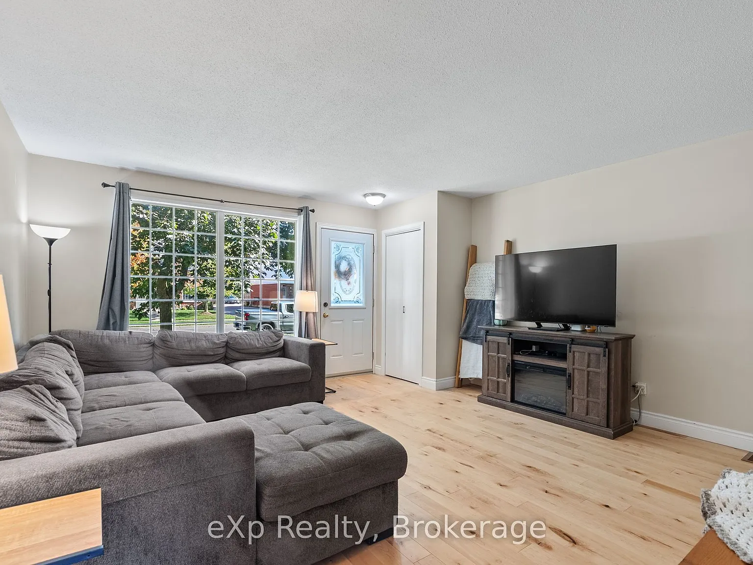 3 bed, $2,400 — Photo 2