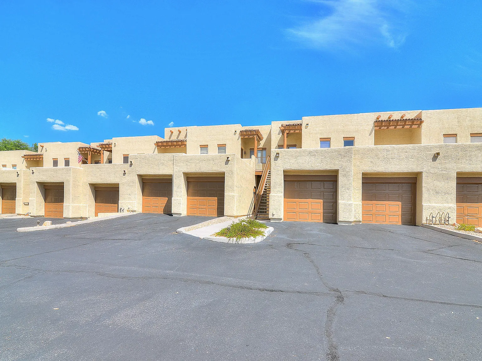 2 bed, 2.0 bath, 1150 sqft, $4,000 — Photo 2
