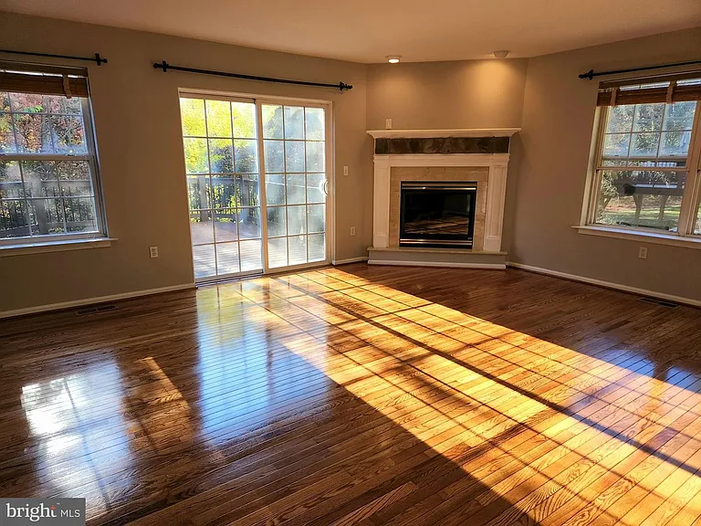 125 Vernon Ct — Photo 3