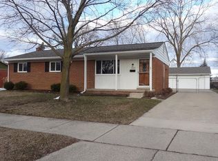 1002 Watson Dr, Saline, MI 48176
