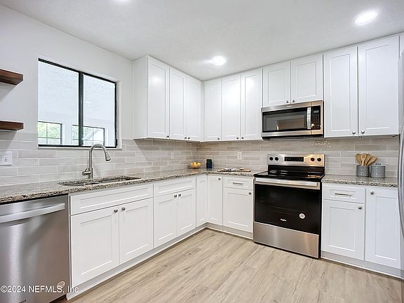 3rd image of 8482 BLUESTEM Court