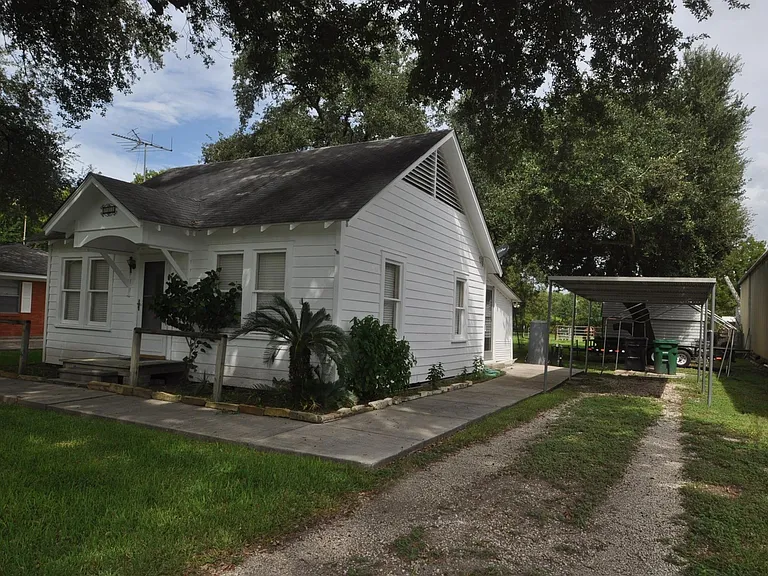 211 E Burress St — Photo 2