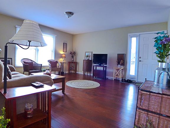 4th image of 1058 Glouchester Hbr
