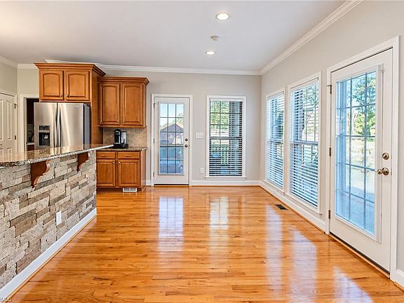 4th image of 192 Loganberry Ct