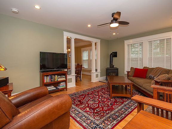 3rd image of 129 Parkside Dr