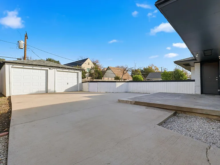 6207 Royal Ln — Photo 22