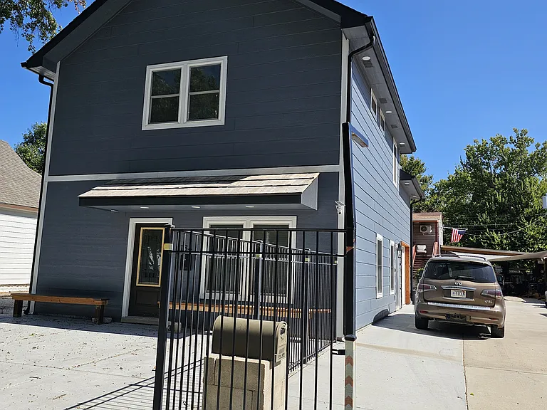 134 N Madison Ave — Photo 2