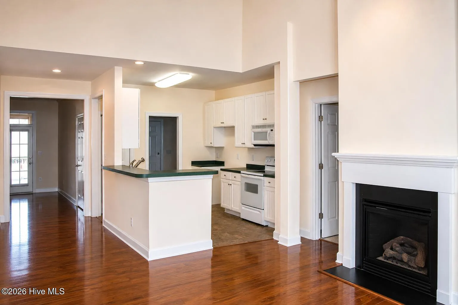 3 bed, 2.0 bath, $2,095 — Photo 3