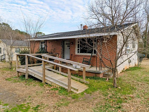 2nd image of 214 E Persimmon St