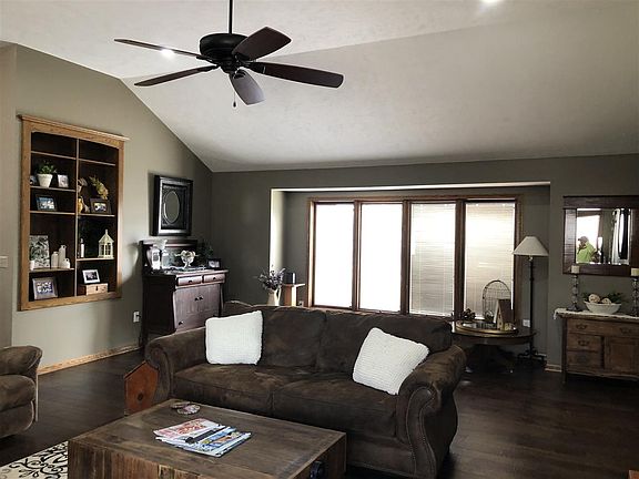 3rd image of 1602 Jayhawk Dr