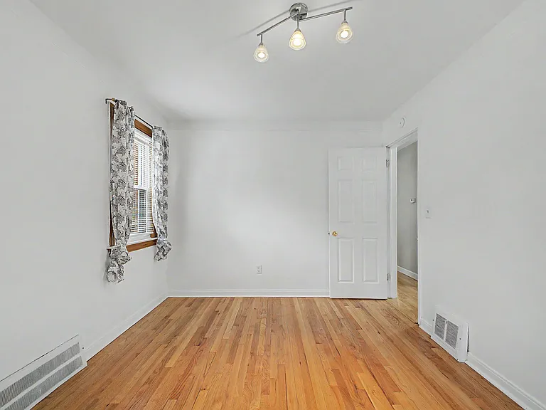 15587 Russell Ave — Photo 17