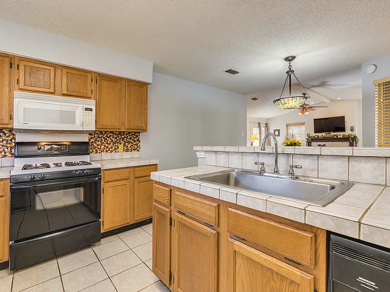 8309 Horton Trl — Photo 6