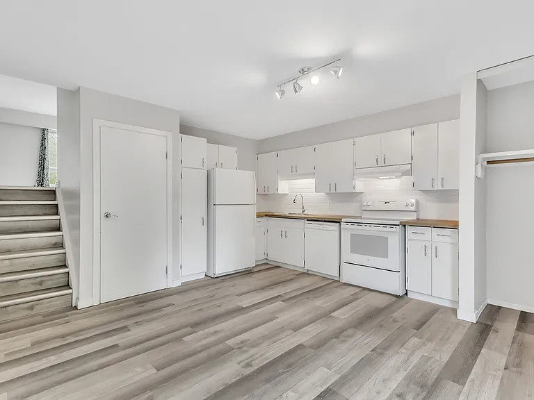 24 Taft Cres — Photo 2