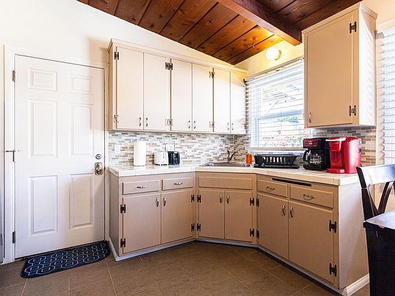 5th image of 4056 Ingraham St