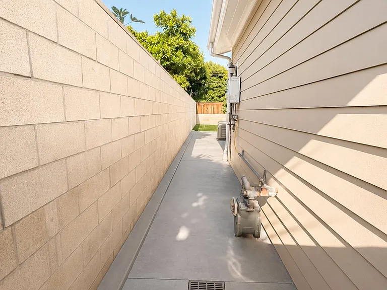 19462 Harding Ln — Photo 4