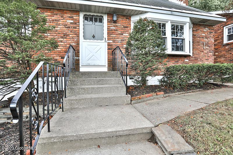 3rd image of 72 Hawthorne Avenue